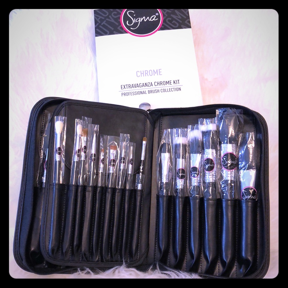 SOLD! 29 PIECE Sigma Beauty Complete Brush Set